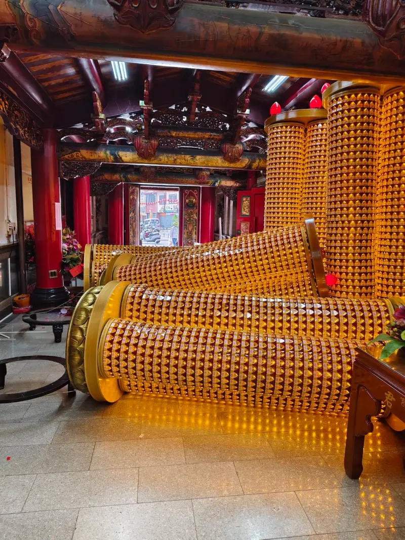    ▲台中市古蹟萬和宮被砸，連光明燈都被推倒好幾座。（圖／何文海提供，2026.05.12）  