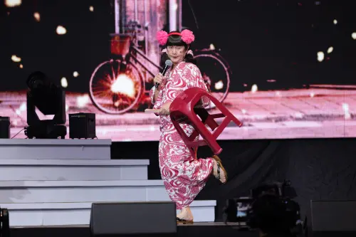 ▲資深藝人黃西田（如圖）更在大型短劇《大船入港》中，反串酒家女笑翻觀眾。（圖／高流提供）