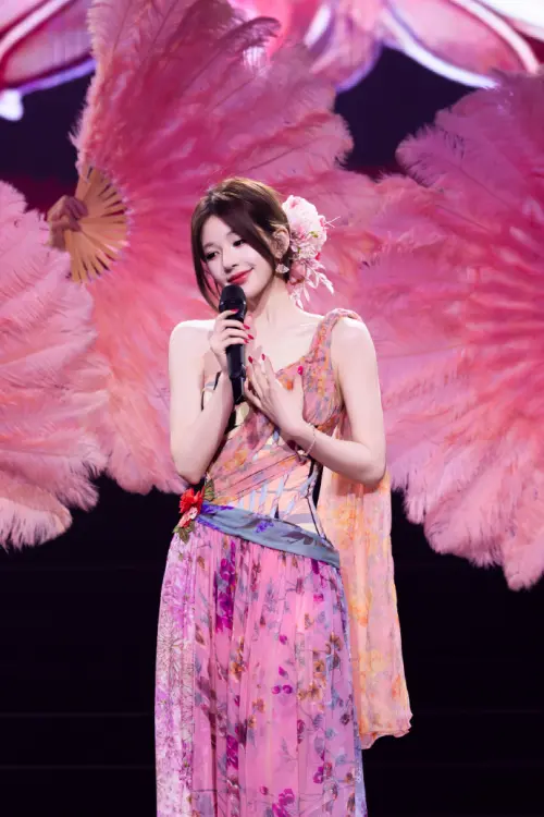 ▲趙露思（如圖）苦練並完整地演唱了一整首泰語經典歌曲〈即使知道要見面〉，且全程零墊音，發音獲得泰國粉絲認可。（圖／翻攝自微博）