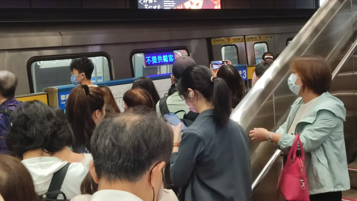 ▲台北捷運板南線今（12）日一早傳出停駛事故，而台北車站的月台擠滿了要搭乘捷運通勤的乘客，上車隊伍越排越長，甚至還有乘客原本在捷運上，聞到燒焦味後就被趕下車。（圖／Threads@noodle328_sung提供）
