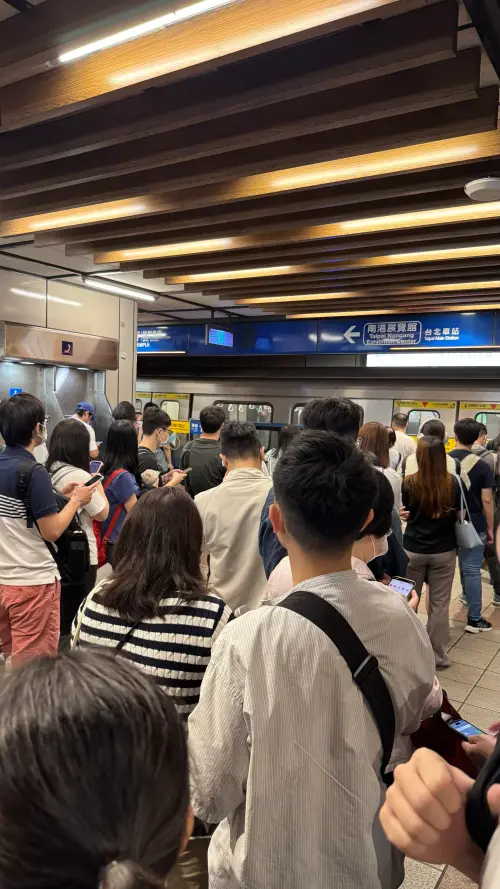 ▲北捷上午8時36分板南線龍山寺站一部列車號誌異常一度停駛，車上約1千名旅客被要求下車換乘下一部列車。（圖／Threads@liao_xiaom提供）