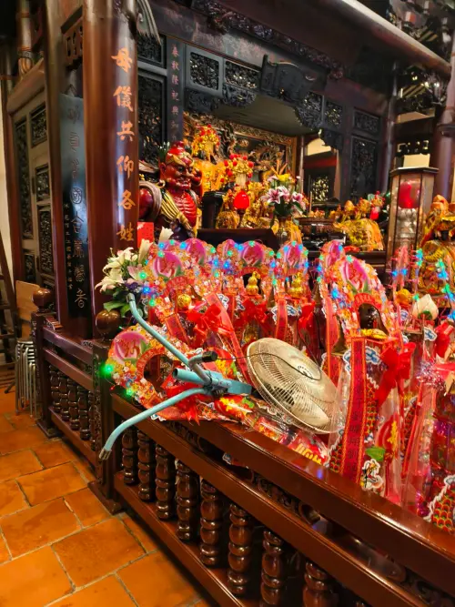 ▲張嫌以工業電扇狂砸為媽祖拜壽的壽桃等供品。（圖／翻攝畫面，2026.05.12）