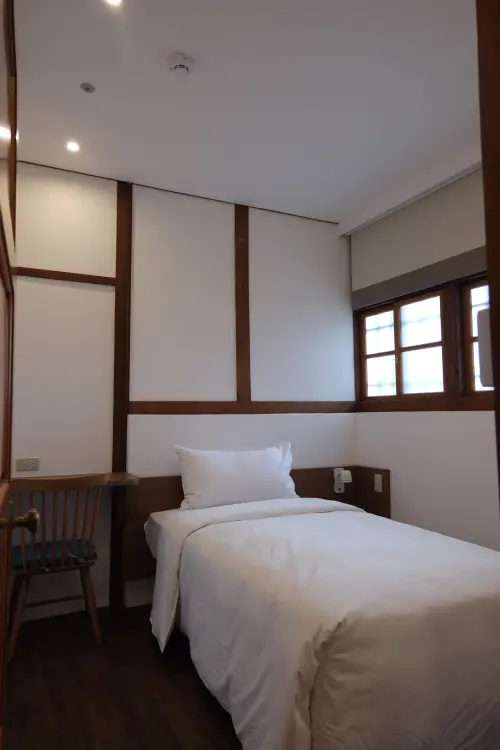 ▲「寶桑町屋」由古老日式宿舍改建而成，館內青年旅館配置9間單人房與1間雙人房。（圖／雲品國際提供）