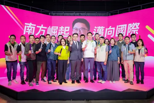 ▲記者會計有高雄市議長康裕成等20餘位市議員及市議員參選人參加，並與賴瑞隆拿起「接力棒」齊喊口號，展現團隊並肩延續高雄光榮的決心。(圖／民進黨高雄市長參選人賴瑞隆辦公室提供)