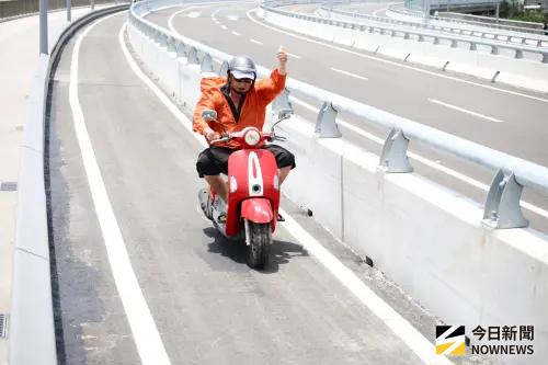 淡江大橋通車千人圍觀！阿伯比讚直衝　後座高舉手機狂拍歷史一刻