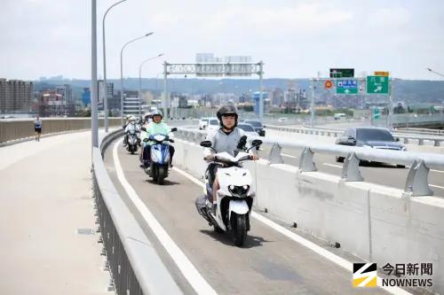 ▲淡江大橋機車道寬度問題，持續受到外界討論。（圖／記者朱永強攝）