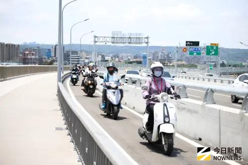 ▲淡江大橋開通首日車流量非常大，下橋處大塞車、機車道太窄問題還是被民眾討論。（圖/記者朱永強攝）