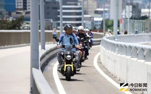 ▲淡江大橋通車之後，機車道寬度問題持續受到關注。（圖／記者朱永強攝）