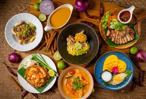▲台南遠東香格里拉飯店邀請清邁香格里拉(Shangri-La Chiang Mai)雙廚來台客座，推出泰北蘭納風味與經典泰菜，包括泰北咖哩雞雙脆麵、雞肉綠咖哩、帕能牛肉等。（圖／台南遠東香格里拉提供）