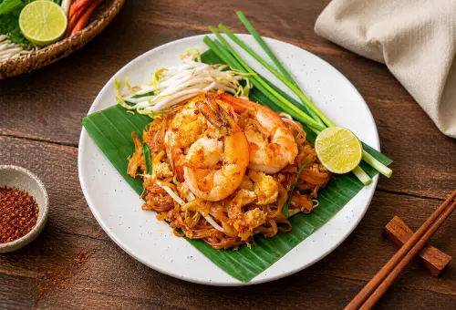▲台南遠東香格里拉飯店邀請清邁香格里拉(Shangri-La Chiang Mai)雙廚來台客座，推出泰北蘭納風味與經典泰菜，包含有鮮蝦炒河粉等。（圖／台南遠東香格里拉提供）