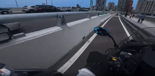 淡江大橋通車第一視角！機車道超車險釀車禍　騎士嘆：真的太窄了