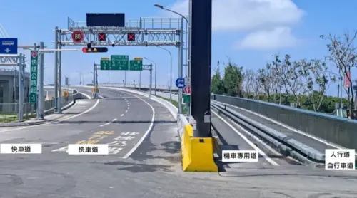 ▲淡江大橋分為四車道「汽機車分流」分流。（圖／新北市警察局交通大隊）