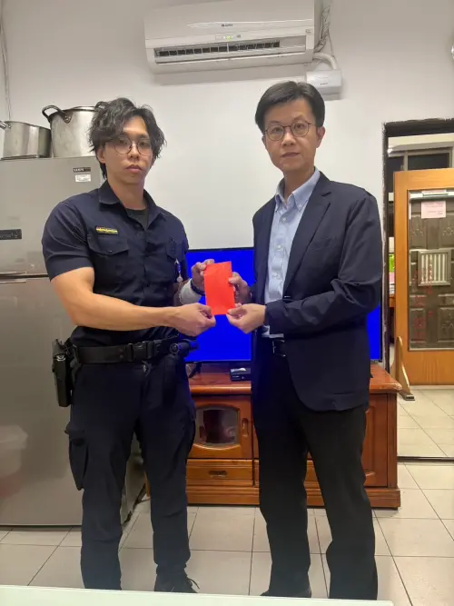 ▲前鎮分局分局長黃元民於案發後第一時間前往慰問受傷同仁，也強調，警方對於任何危害公共安全、挑戰公權力之行為，絕對依法究辦、追查到底，絕不寬貸。（圖／記者郭凱杰翻攝）