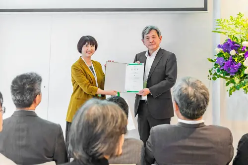 ▲台北科技大學工業設計系特頒感謝狀給YKK AP。(圖/NOWNEWS攝)