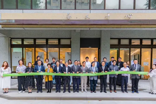 ▲台北科技大學工業設計系畢業展開展剪綵，特邀YKK AP等企業共襄盛舉。(圖/NOWNEWS攝)