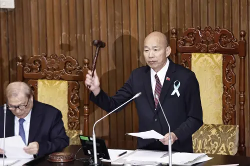 On May 8, 2026, Legislative Yuan Speaker Han Kuo-yu (韓國瑜) gavels through the special national defense bill. (NOWNEWS Wu Yi-jie)