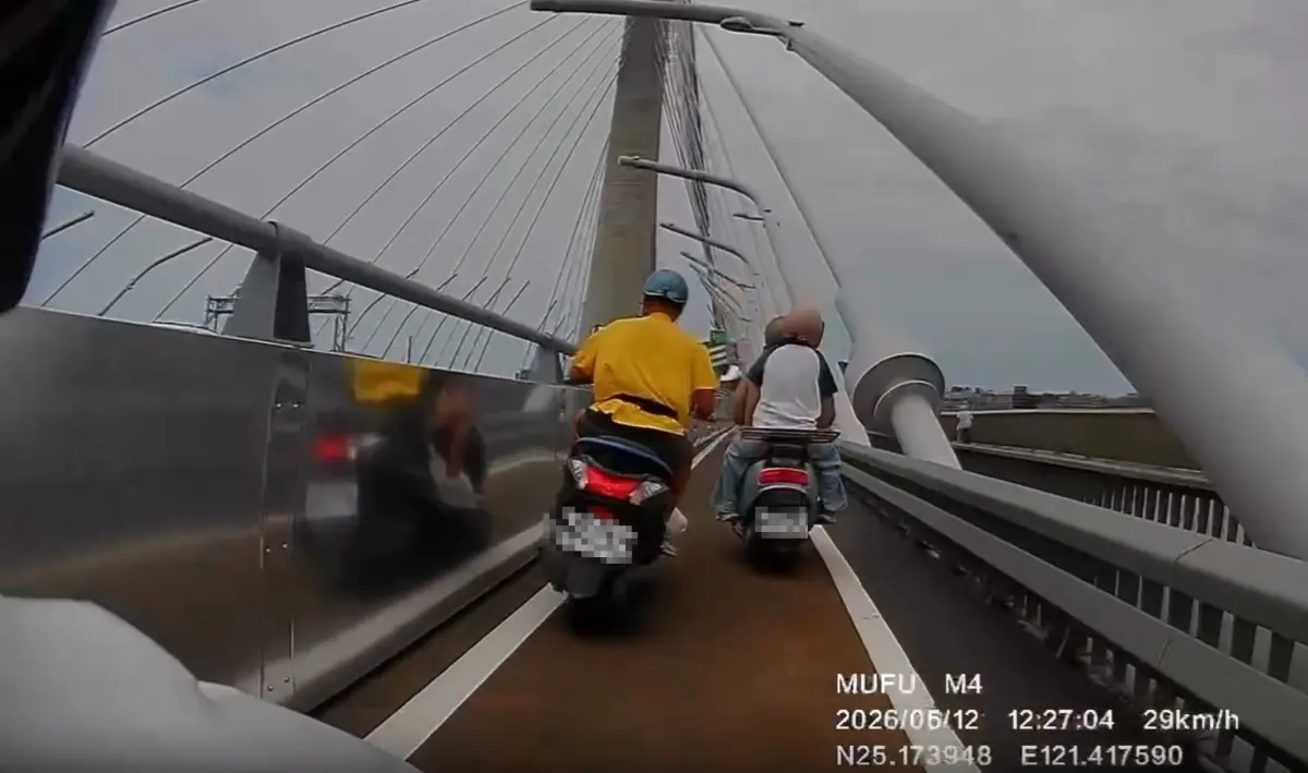 ▲淡江大橋日通車後，有騎士在機車道目睹阿伯「飄移超車」狂刷卡，場面險象環生。（圖／Threads@yu_07_05._授權使用）