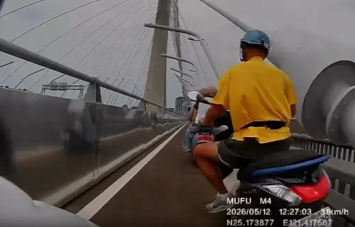 ▲黃衣阿伯突然從右後方超車當事人，隨後右晃到左側超車前方車輛，連續刷卡。（圖／Threads@yu_07_05._授權使用）