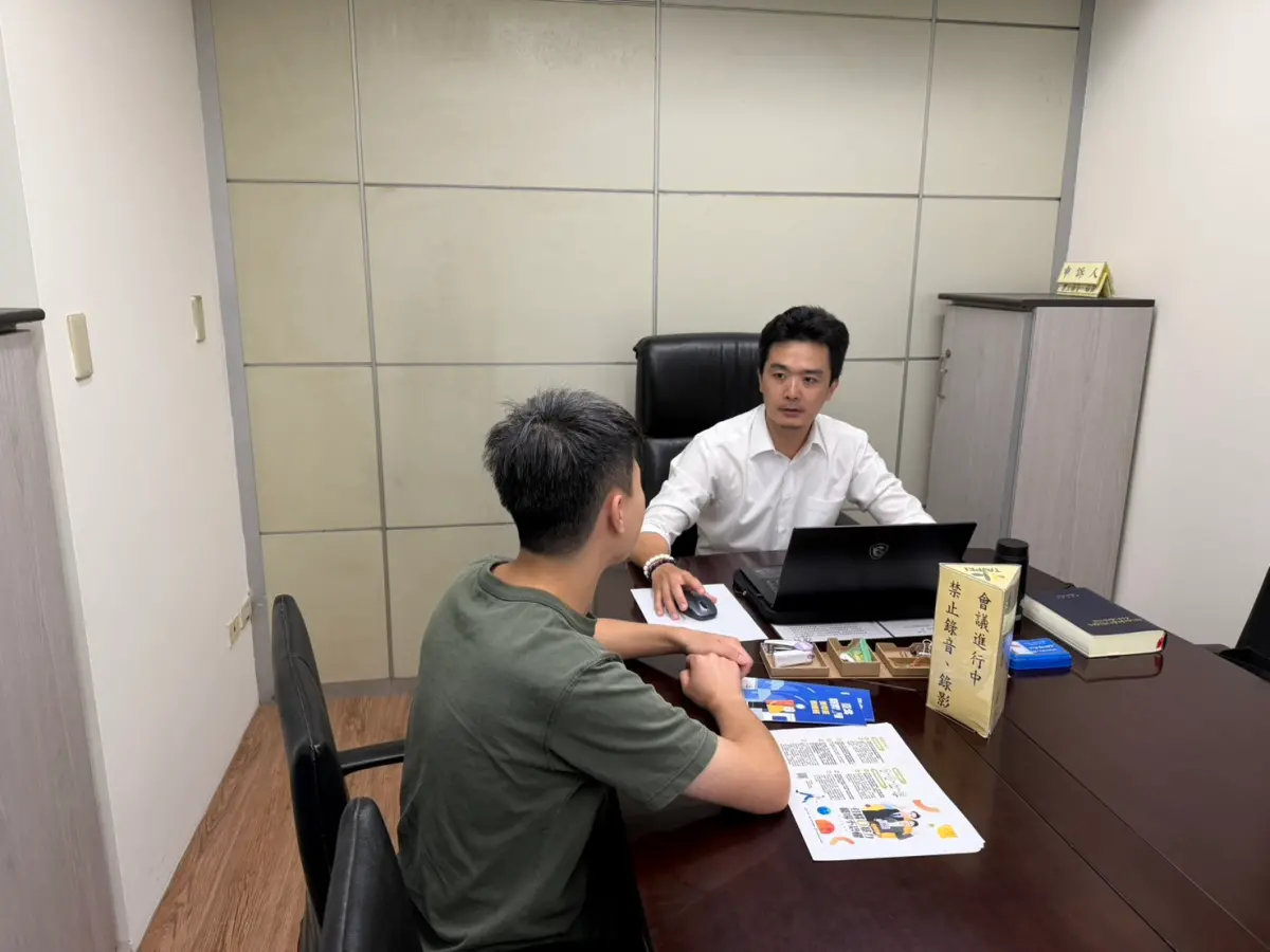 ▲醫美診所針孔偷拍事件，北市法務局開設法律諮詢服務，律師雷修瑋提供法律諮詢。（圖／北市法務局提供）