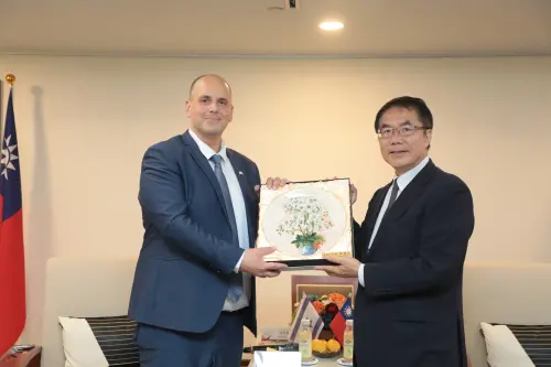 ▲ 黃偉哲致贈蘭花盤給布洛特市長。（圖／南市府提供）