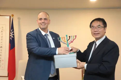 ▲ 布洛特市長致贈以色列具代表性的燭台予台南長黃偉哲。（圖／南市府提供）