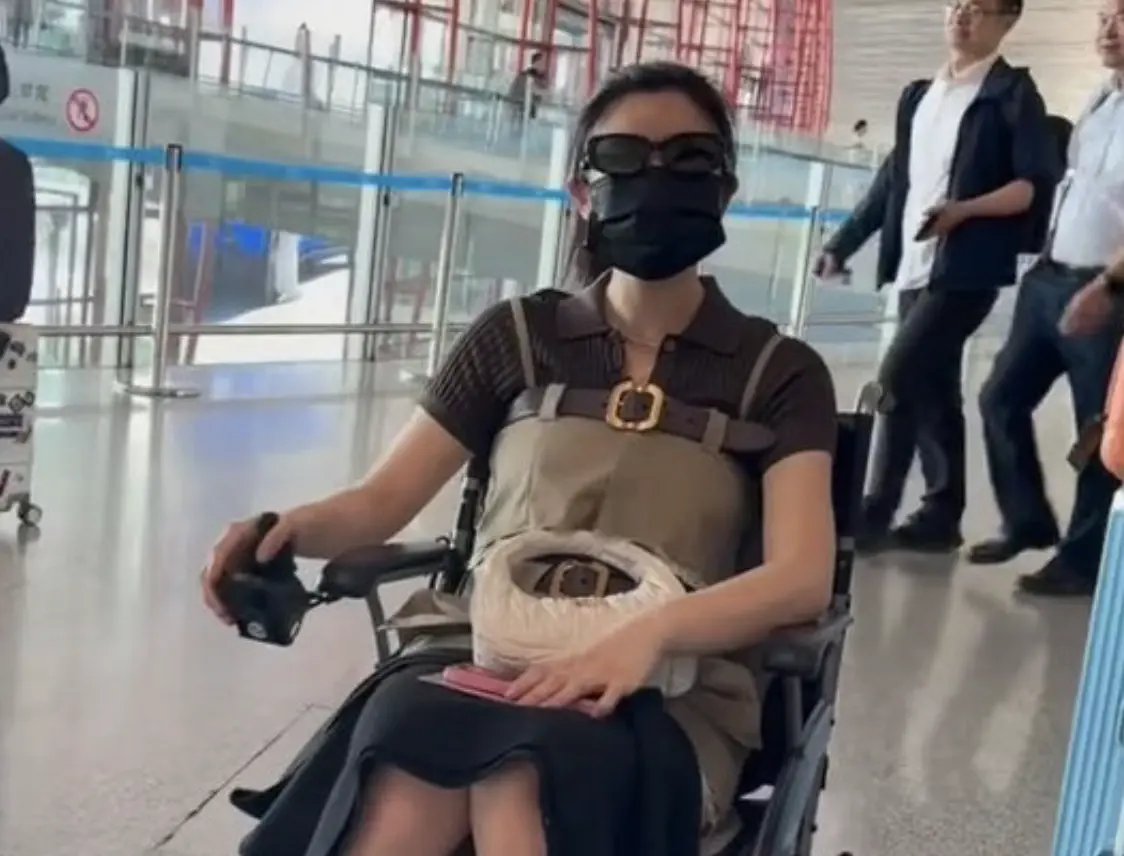 ▲陳妍希（如圖）今年鍛鍊身體時不慎傷到右腳，現正休養中，今日她坐著輪椅現身機場，親切地對粉絲揮手和簽名。（圖／翻攝自微博）