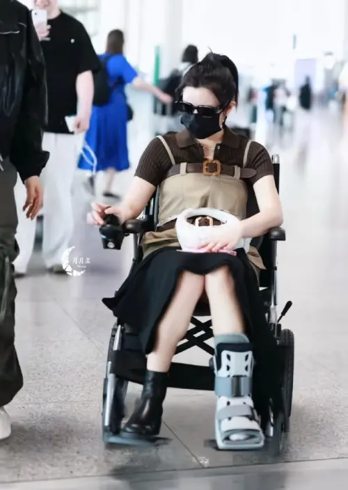 ▲陳妍希（如圖）右腳跟腱完全斷裂，現正休養中，今日她被以電動輪椅代步。（圖／翻攝自微博）