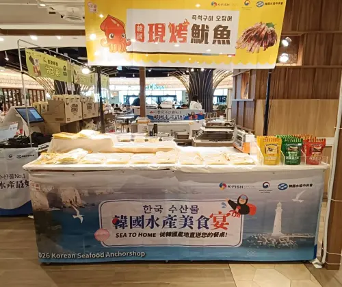 ▲南港LALAPORT現場還有現烤道地韓國魷魚可以購買，讓你一秒到韓國。（圖／主辦單位提供）