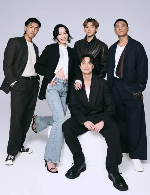 ▲曾向鎮（後排右二）成為劉俊謙（前排中）、朱栢康（後排右一）、蔡思韵（後排左二）與馬志威（後排左一）的師弟。（圖／大思娛樂提供）