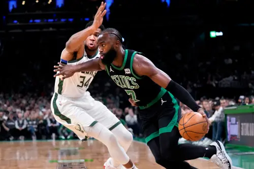 ▲布朗（Jaylen Brown）（右）謠傳有可能離開綠衫軍，他也是市場上，唯一有可能單換字母哥的球星。（圖／美聯社／達志影像）