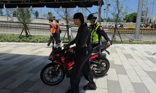 ▲一名24歲的騎士因為不滿「機車道太過狹窄」，強行騎乘機車衝上快車道，最後整輛車都被查扣還吃下超過6萬元罰單。（圖/翻攝畫面）