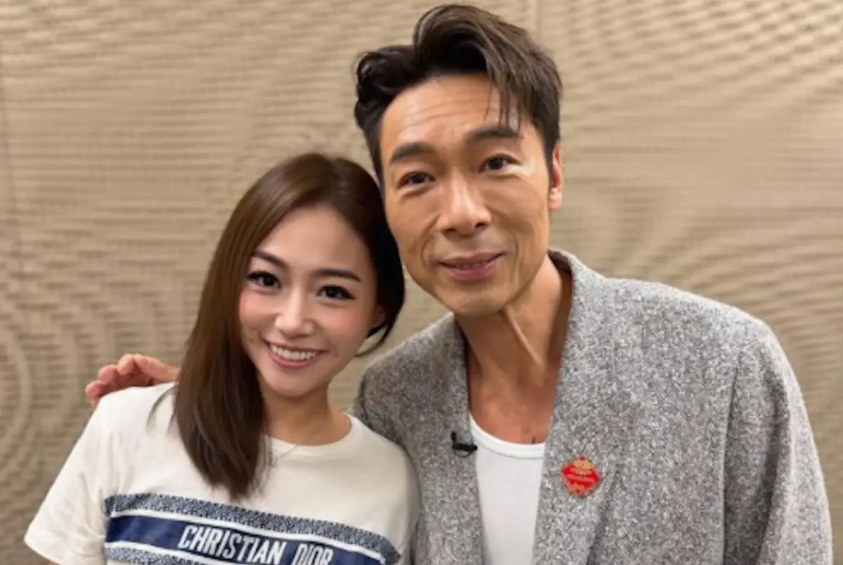 ▲許志安（右）7年前劈腿鄭秀文導致形象跌落谷底，如今他與女粉絲拍照，手不敢真的搭上去，認真避嫌。而許志安暴瘦、滿臉全是皺紋的現況讓歌迷驚呼像老了30歲。（圖／翻攝自粉絲IG@kareninkie）