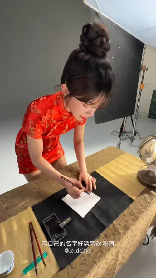 ▲李多慧（如圖）忙碌於工作，突然寫起書法自娛娛人，很會調節壓力。（圖／翻攝自李多慧經紀人IG@82dahyeda）