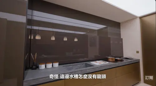 ▲▼聲控開關前後震撼對比！在 Joeman 語音指示下，這款智慧廚具的自動水龍頭神奇升起升降，流出活水並散發 Tiffany 綠的光澤，突顯陶朱隱園富豪級的未來生活感。（圖／翻攝自 Joeman YouTube）