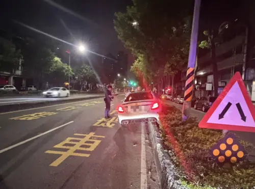 高雄男深夜自撞分隔島　又騎樓丟包這東西遭警抓包