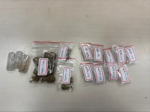 ▲經民眾告知林男稍早於車內將一袋不明物品藏於路旁大樓騎樓下，警方隨即上前查看並於袋中發現內有安非他命等毒品。（圖／記者郭凱杰翻攝）