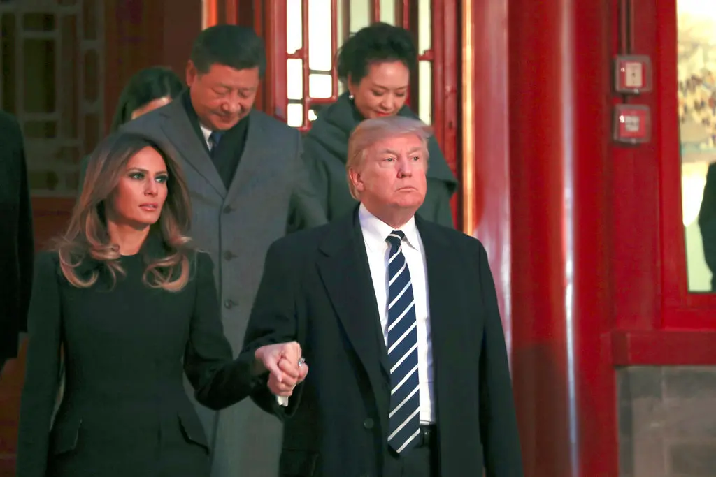 ▲美國總統川普（Donald Trump）已經啟程前往北京，但是第一夫人梅蘭妮亞（Melania Trump）並未隨行。圖為2017年梅蘭妮亞陪川普訪中資料照。（圖／美聯社／達志影像）