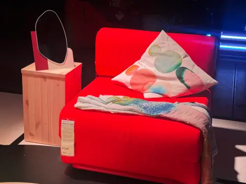 ▲IKEA PS 2026 鏡子，大膽設計，不對稱的造型，可吊掛、也能移至桌面；單人沙發床，帶有復古風格的造型，平時是舒適座椅，放鬆時可轉換為躺椅。（圖／記者鍾怡婷攝）