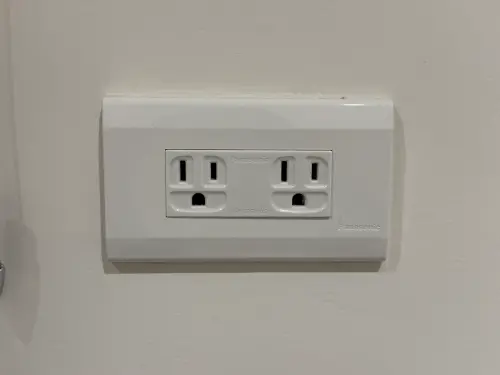 家裡插座方向「橫、直」差在哪？設計師揭密：這款專插高功率電器