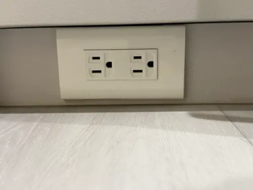 ▲橫向插座使用的線徑較小，能負荷的電力較小。（圖／記者張家瑋攝）