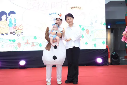 ▲台中好孕專車2.0正式上線，納入 Uber 提升運能。市長盧秀燕與身著雪寶裝的家長共同比讚，宣告台中打造友善育兒城市的決心。(圖／市政府提供2026.5.13)