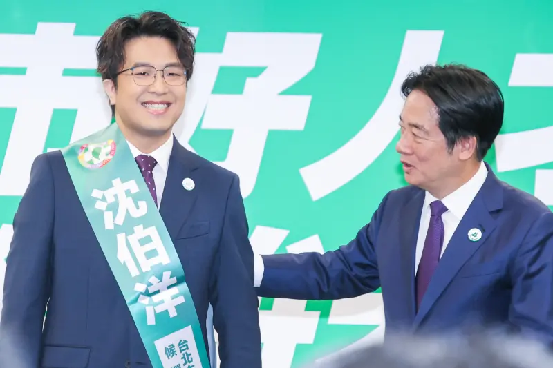    ▲賴清德替沈伯洋繫上背帶。（圖／記者趙文彬攝，2026.05.13）  