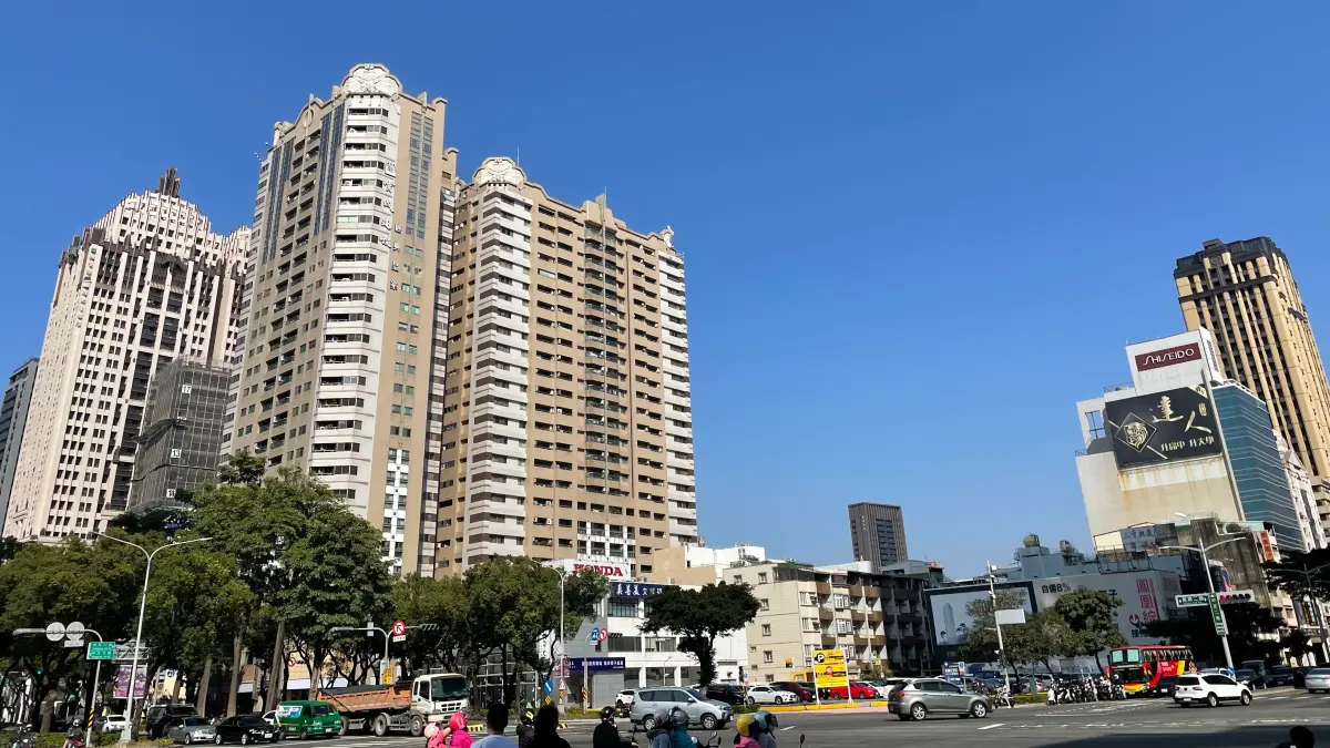 ▲台灣房屋集團根據金融聯徵中心新增房貸資料統計，高雄市2025年中古大樓平均鑑估總價為1124萬元，相較前一年小幅回落約2%。（圖／台灣房屋集團趨勢中心提供）