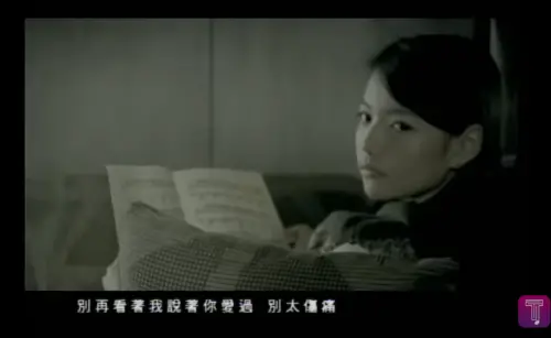 ▲▼孫燕姿〈我不難過〉中的女演員（上）和侯佩岑（下）都是瓜子臉的長相。（圖／ Timeless Music YouTube、微博@侯佩岑）