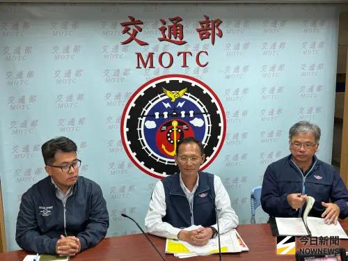 ▲公路局局長林福山（中）、公路局新工北段長鄭閔中（左）、公路局總工程司吳昭煌（右）。（圖／記者李青縈攝）