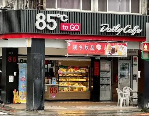 ▲85度C客群轉變話題在論壇備受討論，有不少人指出門市戶外座位區很多人抽菸，導致前往消費意願變低，引起迴響。（圖/Google評價）