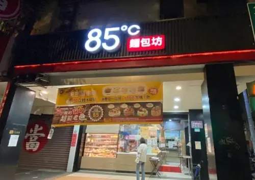 ▲官方無奈表示，公眾場所禁菸，連鎖店也禁菸，其實店員都有在規勸並維持清潔，也只能持續勸導。（圖/Google評價）