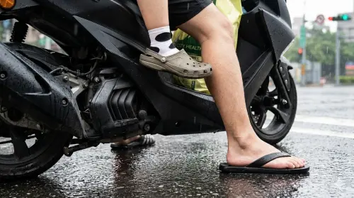 ▲雨天穿洞洞鞋加上襪子完全是超級大錯誤穿法，如果襪子濕掉之後，反而細菌大量滋生，更容易造成腳部黴菌感染的病狀，網友說的雞眼根本就不是黴菌感染！（示意圖/AI生成）