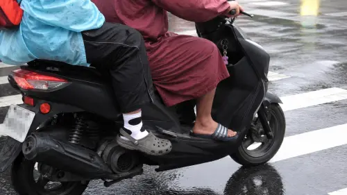 台灣人超愛「穿拖鞋+襪子」！下雨天一堆人根本穿錯　真正用途曝