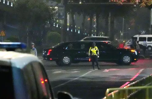 ▲川普車隊抵達北京的四季酒店附近。（圖／美聯社／達志影像）